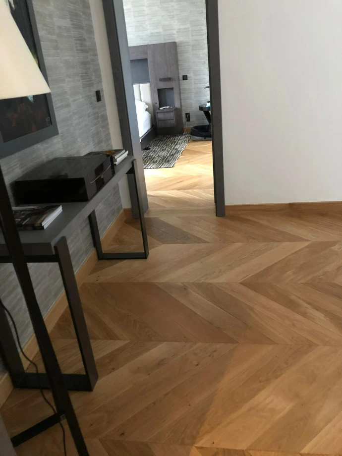 pose point de Hongrie chêne massif pièce de vie appartement de prestige Neuilly-sur-Seine