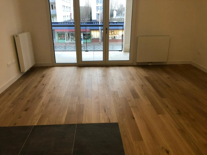 PHOTO ATTENDUE : remplacement parquet ancien lames droites chêne massif finition vitrifiée mat chambre rénovation maison